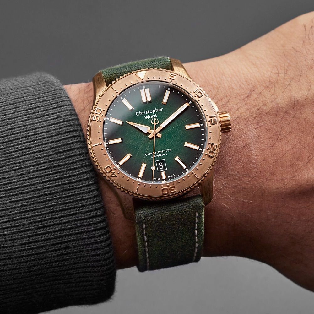 116912084_Christopher-Ward-C60-Bronze-Ombre-Green-COSC-LE-04.jpg.b2e8f8fbb4e69094b74ce714ba7de24c.jpg