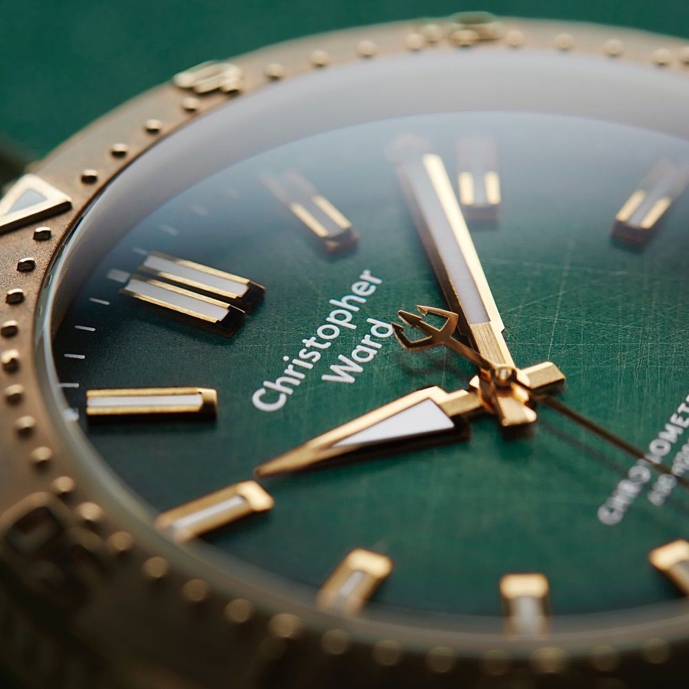 19904007_Christopher-Ward-C60-Bronze-Ombre-Green-COSC-LE-08.jpg.d104f9a448eb46d994b43ab74583b4b9.jpg