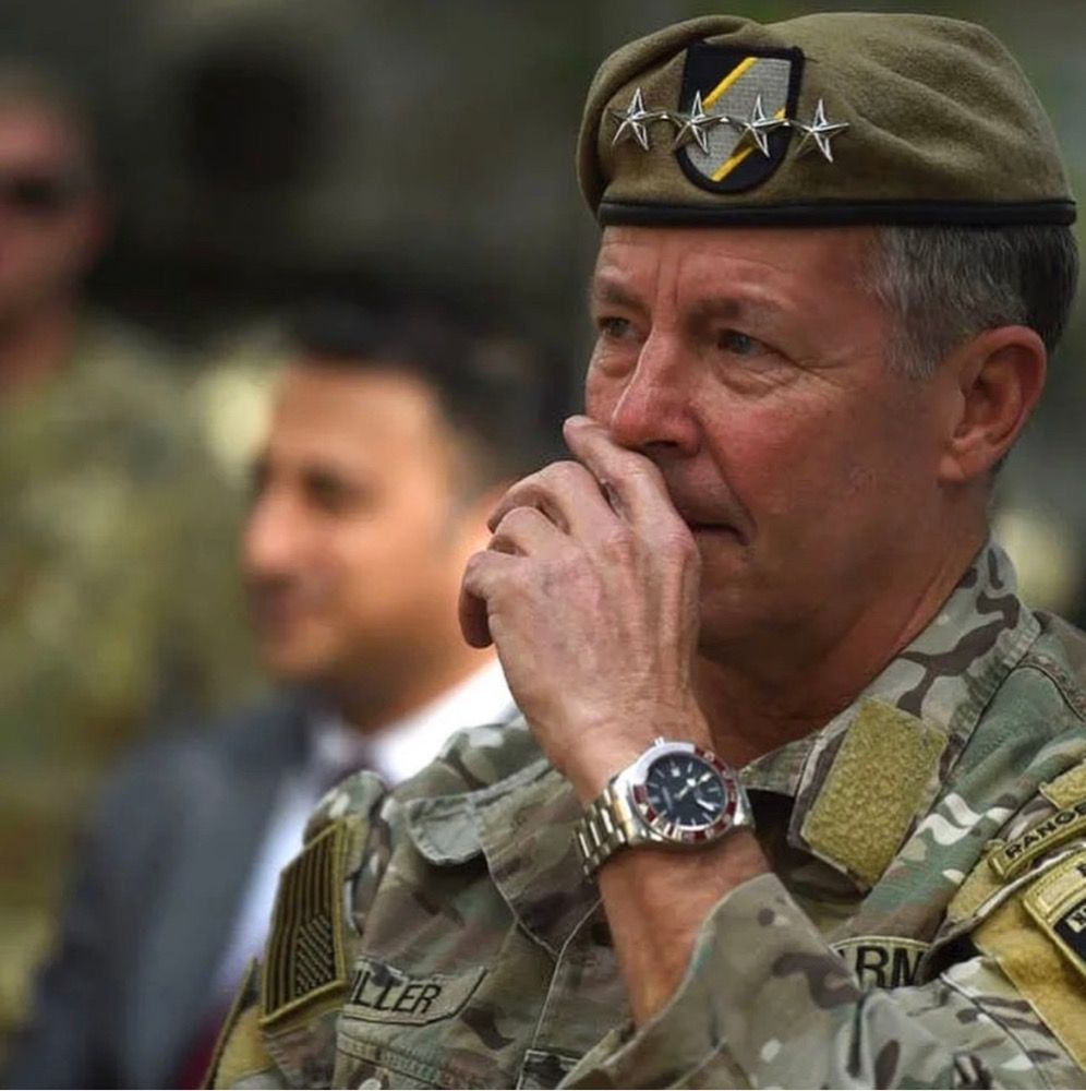 General-Austin-Scott-Miller-christopher-ward-c60-3.jpeg.6cbee009d1667e56b2535007139a4262.jpeg