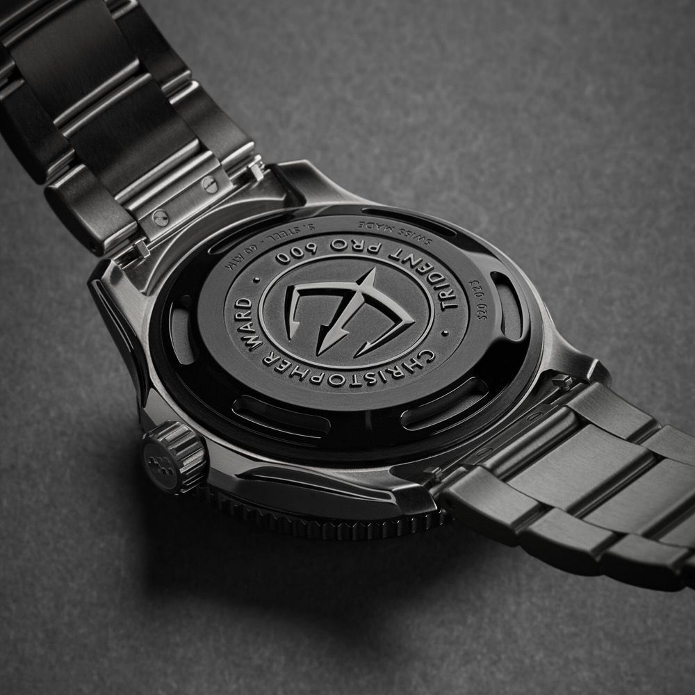 christopher-ward-c60-abyss-gmt-07.jpg.eb63fc0849b81b92033dbc5b218bb8d9.jpg