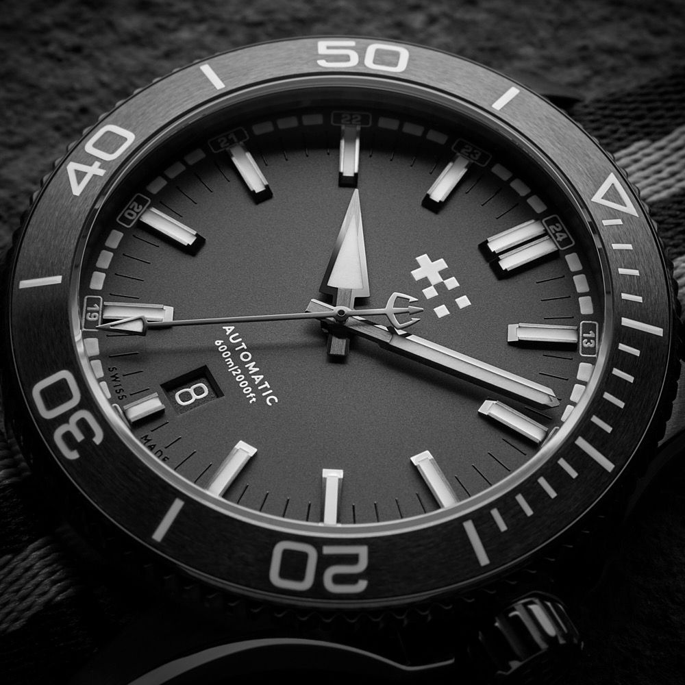 Christopher-Ward-C60-Graphite-SE-04.jpg.dc0a3f2242da32f81d89c2e5db494921.jpg