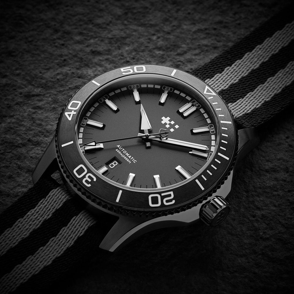 Christopher-Ward-C60-Graphite-SE-05.jpg.f8fb25ba2dd9a39f501ace593833b55b.jpg