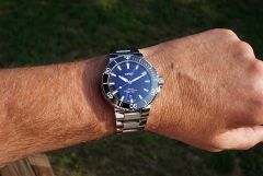 2017 Oris Aquis 43.5mm blue sunray dial